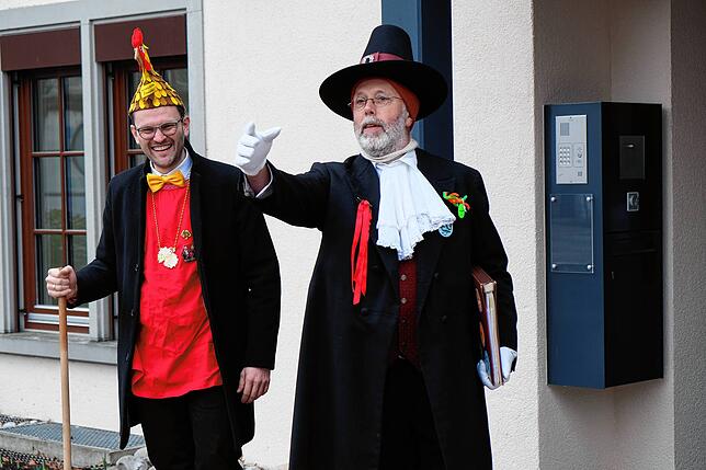 Bürgermeister Johannes Henne (links) wird vom Narrenbürgermeister Hubert Jehle entmachtet.