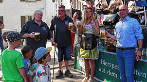 Der Fassanstich zum 42. Dorf- und Backhausfest in Vilsingen mit (von links) Ortsvorsteherin Viktoria Gombold-Diels, Bürgermeister Berd ...