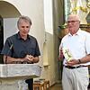Herbert Siebenrock aus Pfullendorf vom Mesnerverband (von links) ehrt in der Messe zum Kirchenpatrozinium Pirmin Restle für seine ...