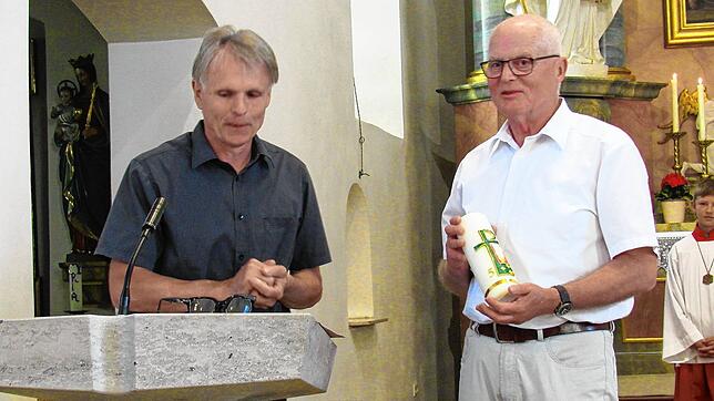 Herbert Siebenrock aus Pfullendorf vom Mesnerverband (von links) ehrt in der Messe zum Kirchenpatrozinium Pirmin Restle für seine ...