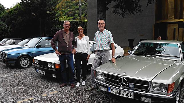 Manfred und Andrea Merz aus Donaueschingen und Alfred Nabers aus Singen (von links) kommen regelmäßig mit ihren Fahrzeugen zum Classic ...