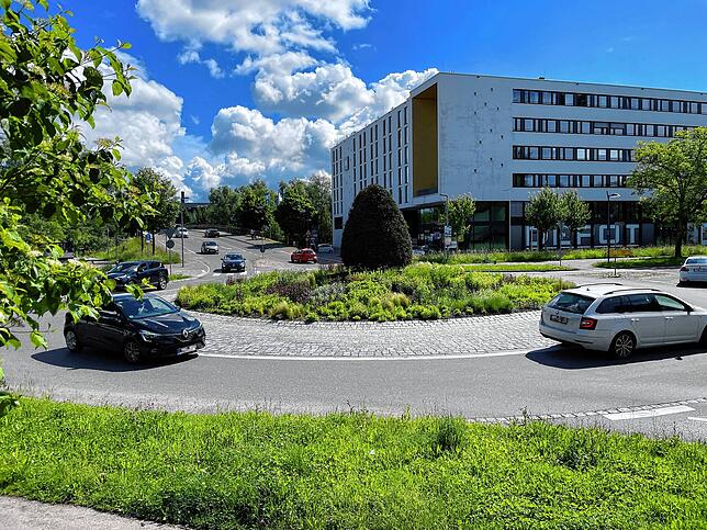 Als Unfallhäufungsstelle gilt nun auch der Kreisel Ailinger-/Mühlöschstraße. Hier wird häufig die Vorfahrt missachtet.