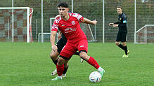 Paul Strauß (vorne) vom FC Rot-Weiß Salem, hier in der Partie gegen den FC Pfaffenweiler, hat es in unsere Top-Auswahl geschafft.
