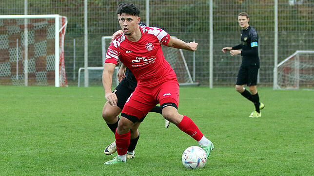 Paul Strauß (vorne) vom FC Rot-Weiß Salem, hier in der Partie gegen den FC Pfaffenweiler, hat es in unsere Top-Auswahl geschafft.