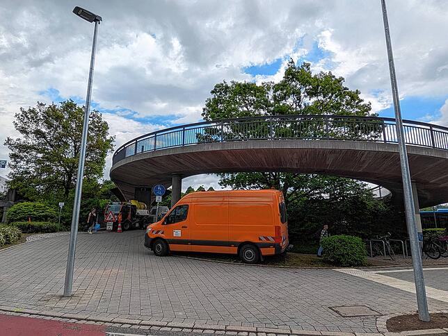 Der Bickensteg – auch Schneckenbrücke genannt – führt vom Bahnhof über die Gleise zum Landratsamt. Er gehört zu jenen Brücken der Stadt, ...