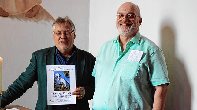 Pfarrer Joachim Kruse und Helmut Sieber, (von links) laden zu einem Geburtstags-Gottesdienst und Apéro zum Kirchenjubiläum nach Minseln ...