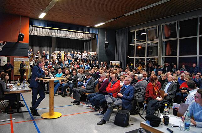 Ansturm: Bei der Bürgerversammlung zur Zukunft der beiden Freibäder in Waldshut-Tiengen kamen rund 500 Bürger. OB Philipp Frank (links ...