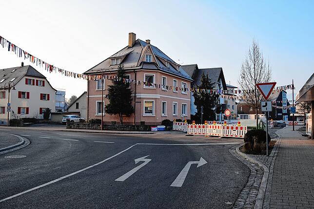 Die Vorfahrtsregelung soll sich nach Baustellen-Ende ändern. Wo der Pfeil auf dem Asphalt nach links geht, wird Vorfahrt herrschen.