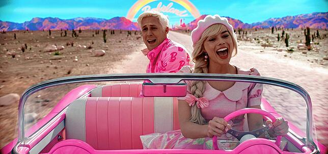 Ryan Gosling als Ken and Margot Robbie als Barbie in einer Szene der Films „Barbie“.