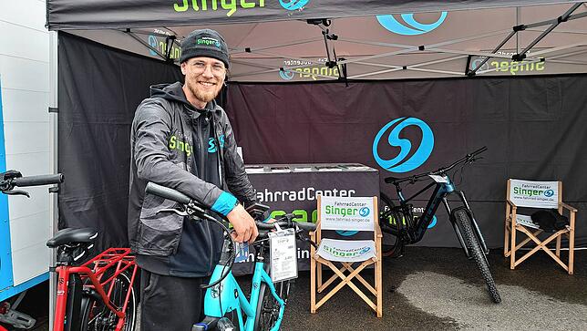 Bei Tim Schiller vom Fahrrad Center Singer können verschiedene Radmodelle im Parcours getestet werden.
