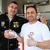 Mit Daumen nach oben in die Zukunft von „Chef Döner“: Der Standbetreiber (rechts) und sein Stammkunde und Spendensammler Patrik Zumsteg.