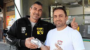 Mit Daumen nach oben in die Zukunft von „Chef Döner“: Der Standbetreiber (rechts) und sein Stammkunde und Spendensammler Patrik Zumsteg.