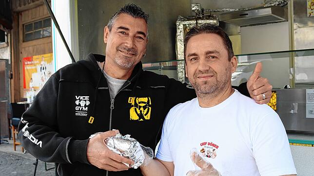 Mit Daumen nach oben in die Zukunft von „Chef Döner“: Der Standbetreiber (rechts) und sein Stammkunde und Spendensammler Patrik Zumsteg.
