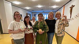 Iryna Zirn, Valentina Oborska, Halyna Tolstaia, Inna Zaez und Tetjana Mostytska (von links) mit den Eiern, im Hintergrund Erika Grundler ...