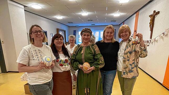 Iryna Zirn, Valentina Oborska, Halyna Tolstaia, Inna Zaez und Tetjana Mostytska (von links) mit den Eiern, im Hintergrund Erika Grundler ...