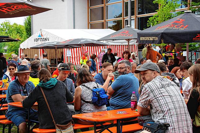 Bild 7: Ausgelassene Stimmung bei der beliebten Dorfhockete in Herdwangen