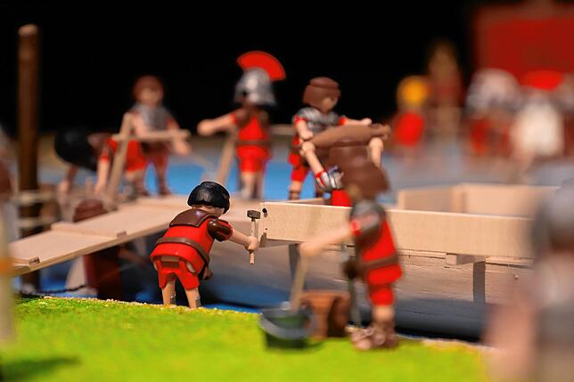 Bild 1: Als sich Kelten und Römer zur Seeschlacht trafen: In Konstanz wird dieser Teil der Geschichte des Bodensees mit Playmobil-Figuren nachgestellt
