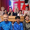 Schulleiterin Petra Wieshoff und Lehrerin Rahel Andresen mit Schülern der bilingualen Grundschule in Stahringen. Im Hintergrund: ...