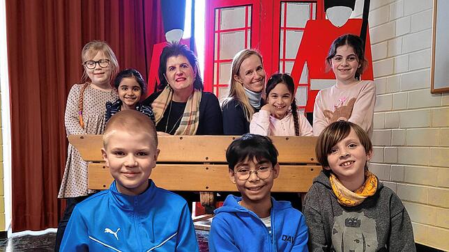 Schulleiterin Petra Wieshoff und Lehrerin Rahel Andresen mit Schülern der bilingualen Grundschule in Stahringen. Im Hintergrund: ...