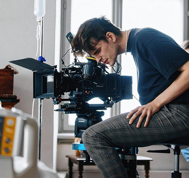 Kameramann und Produzent Lewis von Alberti aus Markdorf bei der Arbeit bei seinem aktuellen Projekt, dem Kurzfilm „Matriarch“.