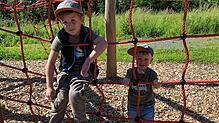 „Wie ein Abenteuercamp!“ lautet das Urteil von Fynn (7). Auch Leon (3) ist vom Spielplatz in Homburg begeistert.