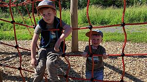 „Wie ein Abenteuercamp!“ lautet das Urteil von Fynn (7). Auch Leon (3) ist vom Spielplatz in Homburg begeistert.