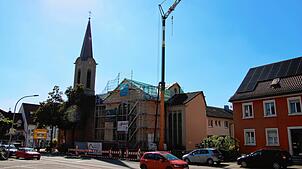 Seit einiger Zeit steht ein Baukran neben der Melanchtonkirche in Stockach, die Arbeiten am Dachstuhl laufen auf Hochtouren.