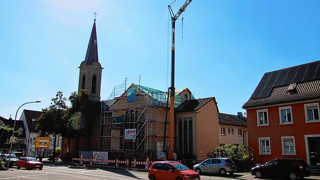 Seit einiger Zeit steht ein Baukran neben der Melanchtonkirche in Stockach, die Arbeiten am Dachstuhl laufen auf Hochtouren.