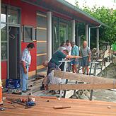 Im Juli 2003 war der Clubhausbau schon weit fortgeschritten. Trotzdem gab es noch viel zu tun für die Helfer. Bild: Gisela Keller