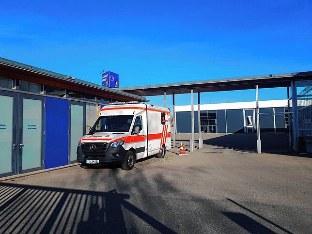 In Bereitschaft an der neuen Corona Ambulanz auf dem VS-Messegelände: Das Rote Kreuz. Bild: Norbert Trippl