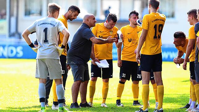 Antonio Fiore Tapia, Trainer des FC Öhningen-Gaienhofen, schwört seine Spieler ein. Am Samstag empfängt die Höri-Mannschaft im ...