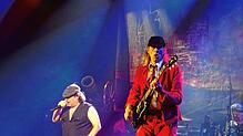 Die Musiker der AC/DC-Tribute-Band AC/DX haben mit ihrer Musik das Gloria-Theater zum Beben gebracht. Im Bild: Rocker Massimo Leone ...