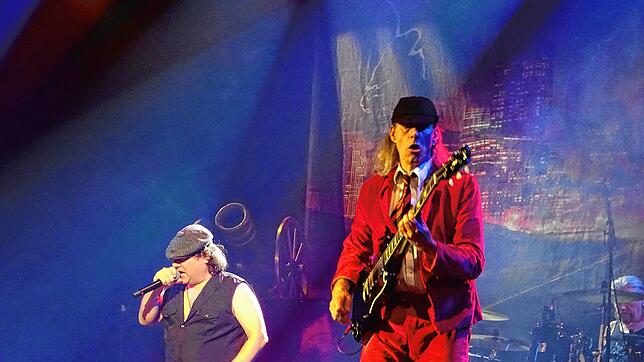 Die Musiker der AC/DC-Tribute-Band AC/DX haben mit ihrer Musik das Gloria-Theater zum Beben gebracht. Im Bild: Rocker Massimo Leone ...