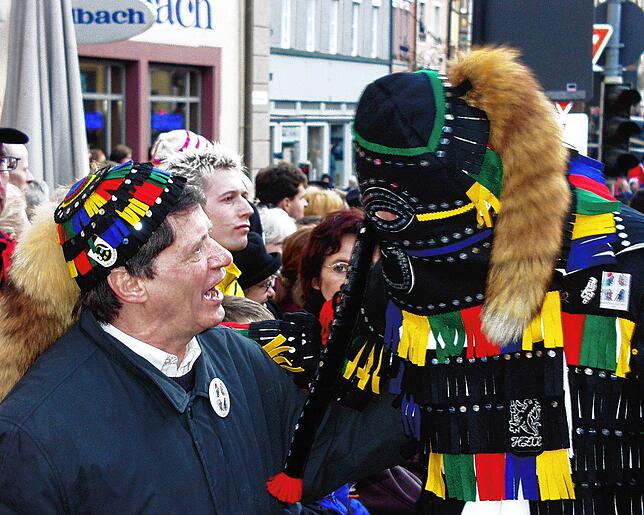 Reinhard Ebersbach war immer nah bei den Menschen. Mit Stolz trug er die Überlinger Narrenkappe, hier beim Fastnachtsumzug Im Jahr 2003. ...