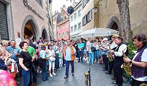 Musiker sorgen für die Unterhaltung der Besucher des Gassenfreitags, wie hier am 2. Mai in der Brückengasse. Die Lärmschutzinitiative ...