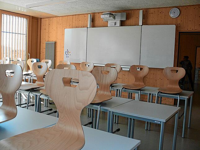 Die Klassenzimmer sind schon mal aufgeräumt, die Stühle versorgt.