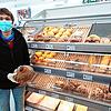 Renate Mai präsentiert in ihrem Geschäft in Schönwald ein Solibrot. Mit einem kleinen Aufpreis unterstützen Käufer ein soziales Projekt.