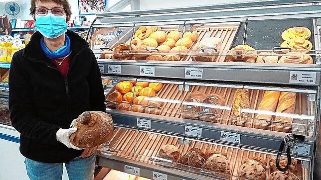Renate Mai präsentiert in ihrem Geschäft in Schönwald ein Solibrot. Mit einem kleinen Aufpreis unterstützen Käufer ein soziales Projekt.