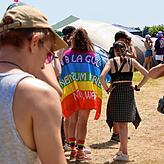 Immer wieder sind auf dem Festival Menschen mit Regenbogenfahnen zu sehen, auf denen zu Frieden und gegen Krieg aufgerufen wird.