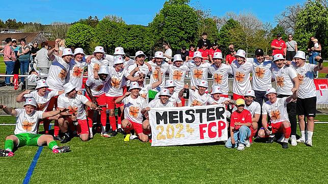 Meisterliche Mannschaft. Der FC Pfaffenweiler ist Bezirksliga-Meister 2023/24.