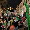 Mehr als 150 Menschen kommen in der Singener Fußgängerzone zusammen, um den Sturz des syrischen Machthabers Baschar al-Assad zu feiern.