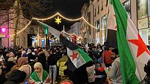 Mehr als 150 Menschen kommen in der Singener Fußgängerzone zusammen, um den Sturz des syrischen Machthabers Baschar al-Assad zu feiern.