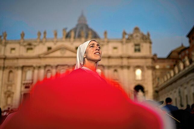 Eine Nonne blickt über die Menschenmenge auf dem Petersplatz im Vatikan