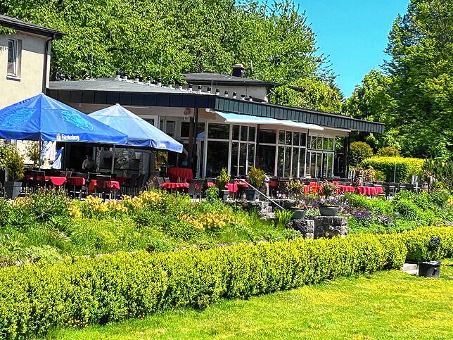 Das Restaurant „El Greco“ mit Blick auf den Blumenschmuck im Villinger Kurgarten.