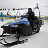 Polizeibeamter Anton Rebholz sitzt auf einem Polizeimotorschlitten an der Skipiste am Seebuck. Auf dem 1493 Meter hohen Feldberg im ...