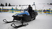 Polizeibeamter Anton Rebholz sitzt auf einem Polizeimotorschlitten an der Skipiste am Seebuck. Auf dem 1493 Meter hohen Feldberg im ...