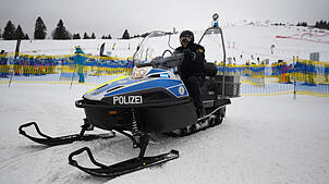 Polizeibeamter Anton Rebholz sitzt auf einem Polizeimotorschlitten an der Skipiste am Seebuck. Auf dem 1493 Meter hohen Feldberg im ...