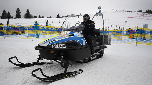 Polizeibeamter Anton Rebholz sitzt auf einem Polizeimotorschlitten an der Skipiste am Seebuck. Auf dem 1493 Meter hohen Feldberg im ...