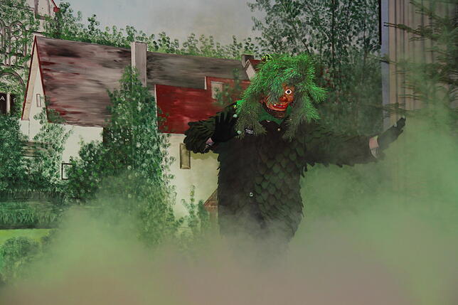 Die Sage des Osemali wird effektvoll in Szene gesetzt – Bühnenshow mit grünem Nebel inklusive.