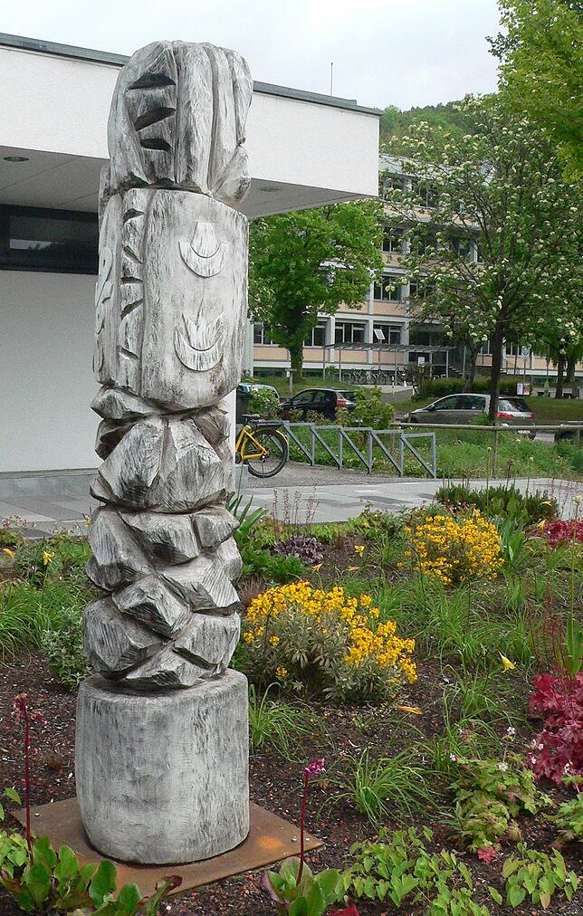 Eine Stele vor der Realschule in Waldshut.